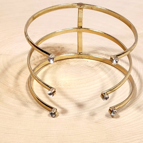 No Brand Jewelry - Bangle Wrist Bracelet color gold Metal/ Pre-owned EXCELLENT CONDITION